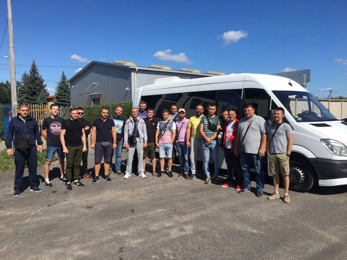 Группа у автобуса