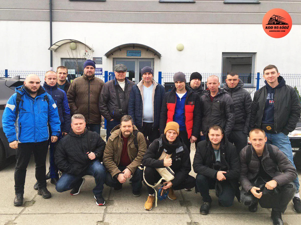 Большая группа перед зданием